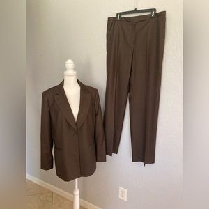 ANNE KLEIN two-piece brown suit size 16